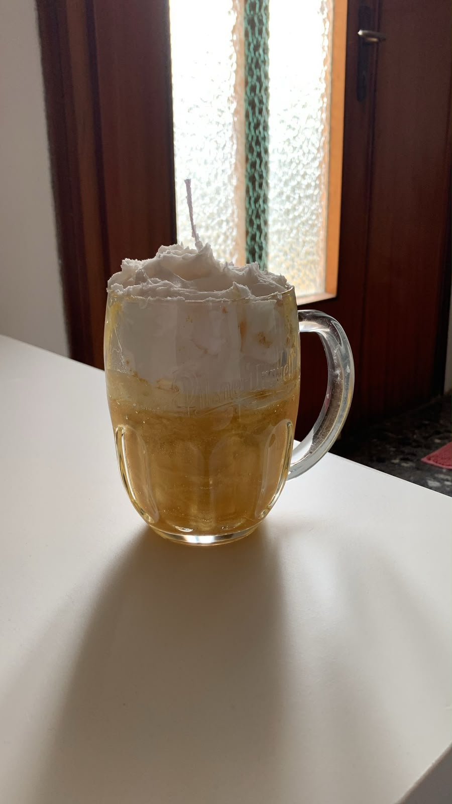 Boccale di birra con schiuma